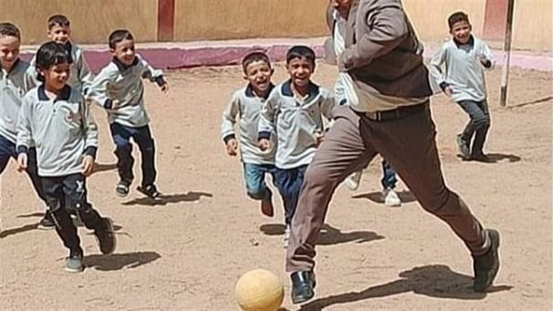 المدير يلعب الكرة