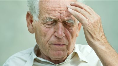 أبرزه ألزهايمر.. هل يجوز تصرف الأبناء في معاش الوالدين عند المرض؟