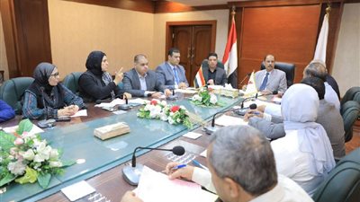 محافظ سوهاج يرأس اجتماع لجنة الاستثمار لبحث طلبات المستثمرين