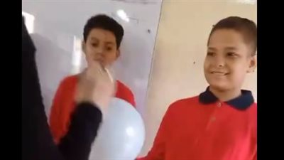 بالفيديو.. معلمة تبتكر طريقة عجيبة لدراسة موقع الوطن العربي لـ طلاب الصف السادس الإبتدائي 