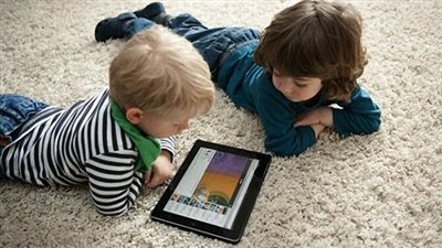 اعرف مقدار الوقت الذي يُنصح به للأطفال أمام الشاشات حسب عمرهم