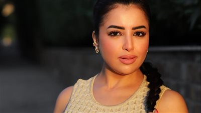 نهى صالح تنتظر عمل فني جديد وتتألق في جلسة تصور مثيرة 