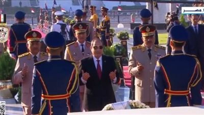 ذكرى حرب أكتوبر.. الرئيس السيسي يقرأ الفاتحة للزعيمين السادات وعبدالناصر