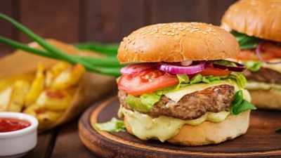 استمتع بطعم الهمبرجر الحقيقي في منزلك.. تابع الخطوات كاملة 