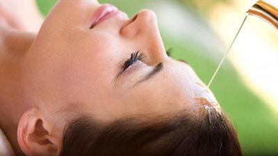 حمام الزيت.. وصفة طبيعية لشعر صحي ولامع  