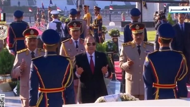 الرئيس السيسي يقرأ