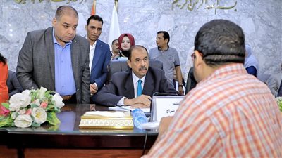 محافظ سوهاج يستمع لشكاوى المواطنين ويبحث حلولاً سريعة لتلبية طلباتهم