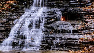 سر الشعلة الأبدية في أمريكا.. دائمة الاشتعال تحت الماء