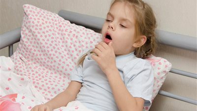 أعرف أسباب كثرة العطس عند الأطفال أثناء الاستيقاظ صباحا وطرق العلاج