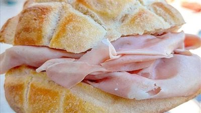 لسندوشات المدرسة.. طريقة عمل لانشون الفراخ بالبابريكا في المنزل