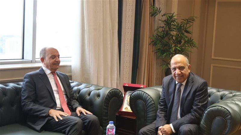 وزير الكهرباء مع