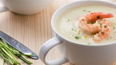 طريقة عمل شوربة الجمبري بالكريمة في المنزل.. ممتازة للعزومات 