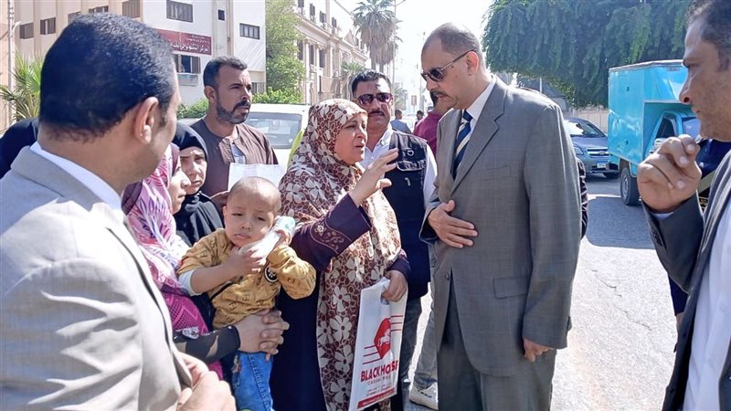 محافظ سوهاج مع المواطنين