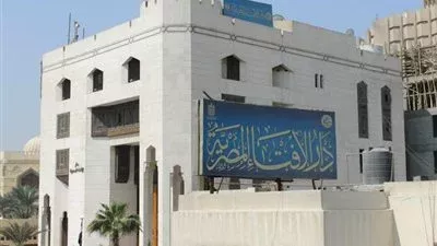 هل من فروض المرأة خدمة الحماة؟.. دار الإفتاء تنهي الجدال 