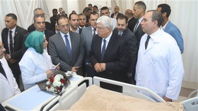 وزير التعليم العالي يزور مصابي حادث الجلالة بمجمع السويس الطبي (صور)