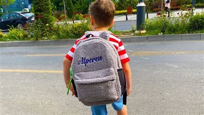 الحقيبة المدرسية يمكن أن تصيب طفلك بإنزلاق الغضروف.. نصائح للوقاية  