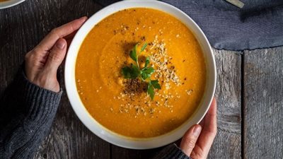 شوربة العدس رفيقة فصل الشتاء ولياليه الباردة..إليكم الطريقة 