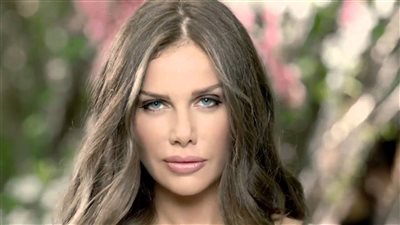 نيكول سابا.. بدأت عارضة أزياء وهذه تفاصيل علاقتها المثيرة مع عادل إمام