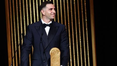 الكرة الذهبية| إيميليانو مارتينيز يعيد كتابة التاريخ بجائزة أفضل حارس في العالم للمرة الثانية