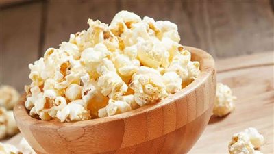 وجبة مشبعة ومفيدة وتسالي شهية.. طرق مختلفة ومميزة لتناول الفشار