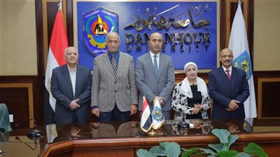 رئيس جامعة دمنهور يترأس لجنة اختيار عميد كلية الآداب