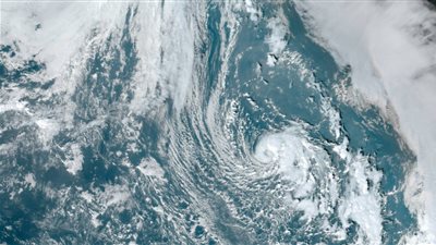 عاصفة باتي تهدد السواحل الأوروبية.. مركز الأعاصير يحذر من رياح قوية 