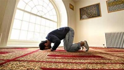 ماهو حكم الصلاة في المنزل حين سقوط الأمطار أو البرد القارص ؟