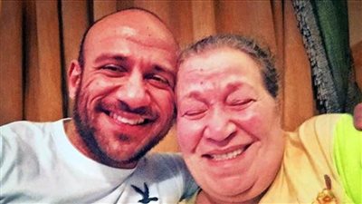 موعد ومكان جنازة والدة الفنان أحمد مكي.. إليك التفاصيل 