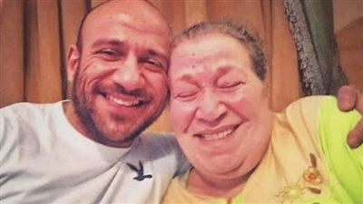  مضاعفات بالجهاز المناعي.. سبب وفاة والدة الفنان أحمد مكي وانهياره بعد رحيلها 