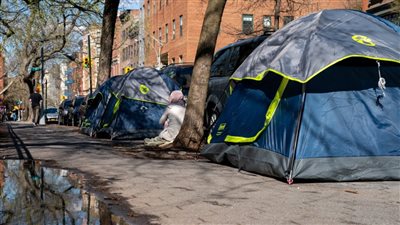 أمريكا أصبحت مسرحًا للمشردين وللمختلين عقليًا.. خطة ترامب وجدل حول جدوى الفكرة