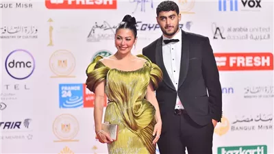 لقاء الخميسي تثير الجدل بظهورها مع نجلها في افتتاح القاهرة السينمائي