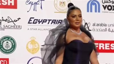 رانيا يوسف تثير الجدل بإطلالة جريئة وتعلق: مستوايا التعليمي مخليني البس كده