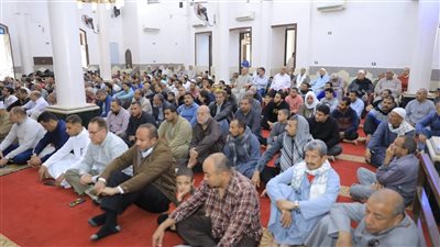 محافظ سوهاج يقوم بجولة ميدانية بأخميم ويؤدى صلاة الجمعة بمسجد الشبان المسلمين