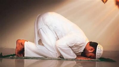 حكم جمع الصلوات بسبب قرب مواقيتها في فصل الشتاء.. الإفتاء توضح