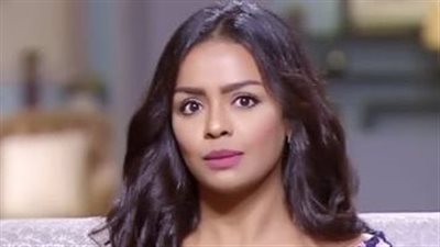 ماتيجي سكة.. أول تجربة غنائية للفنانة أسماء ابو اليزيد بتوقيع عزيز مرقة 