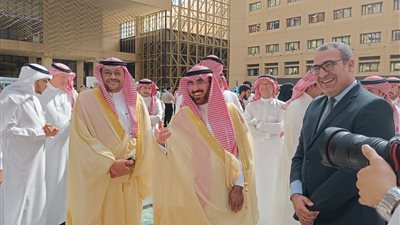 الملحق الثقافي والتعليمي المصري يلتقي رئيس جامعة الملك سعود خلال ملتقى الطلاب الدوليين