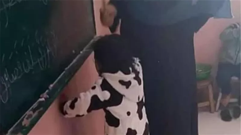 المعلمة والطفلة بحضانة
