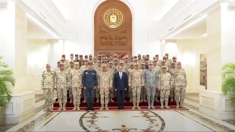 السيسي مع قادة القوات