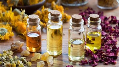 زيوت عطرية لتحسين صحة بشرتك وشعرك.. اكتشفي فوائد كل منها