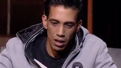 مطرب المهرجانات مجدي شطة يقف داخل محكمة الجنايات اليوم للمحاكمة