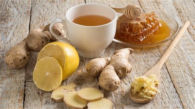 مشروبات رائعة لتهدئة الكحة والتهاب الحلق والسعال.. منها ماء بالملح وحليب بالكركم