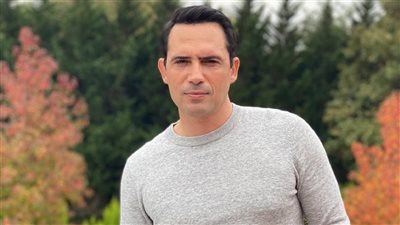 احتفالا بعيد ميلاده الـ 52.. أدوار صنعت نجومية ظافر العابدين