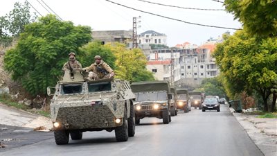 الجيـش الإسرائـيلي يواصل قصـفه المـدفـعي علي لبنان رغم اتفاق وقف إطـلاق النـار