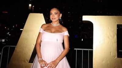  سلمى أبو ضيف بفستان وردي يعكس فرحتها بالحمل في مهرجان ضيافة