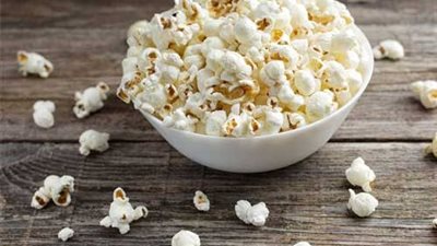 طريقة عمل الفشار بـ الكراميل في البيت.. خطوات سهلة