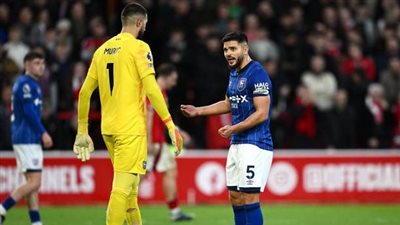 سام مرسي والشارات الملونة بالدوري الإنجليزي.. لاعبون رفضوا دعم المثــلية