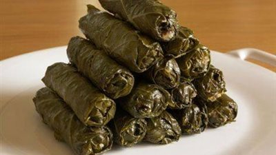 طريقة عمل محشي ورق العنب بخطوات سهلة وبسيطة.. بلحمة وبدون لحمة 