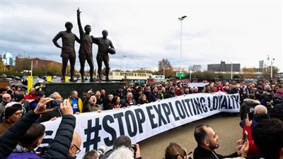 جماهير مانشستر يونايتد تحتج على هامش مواجهة إيفرتون.. صور