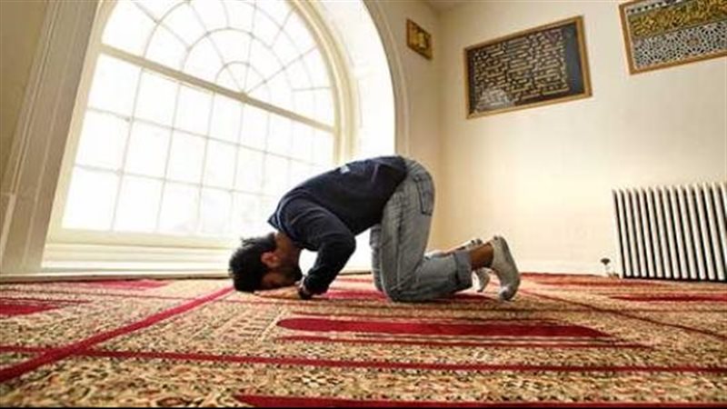 حكم الصلاة بالحذاء