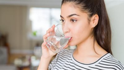 فوائد شرب الماء على الريق.. تأثيره على صحتك وجمالك